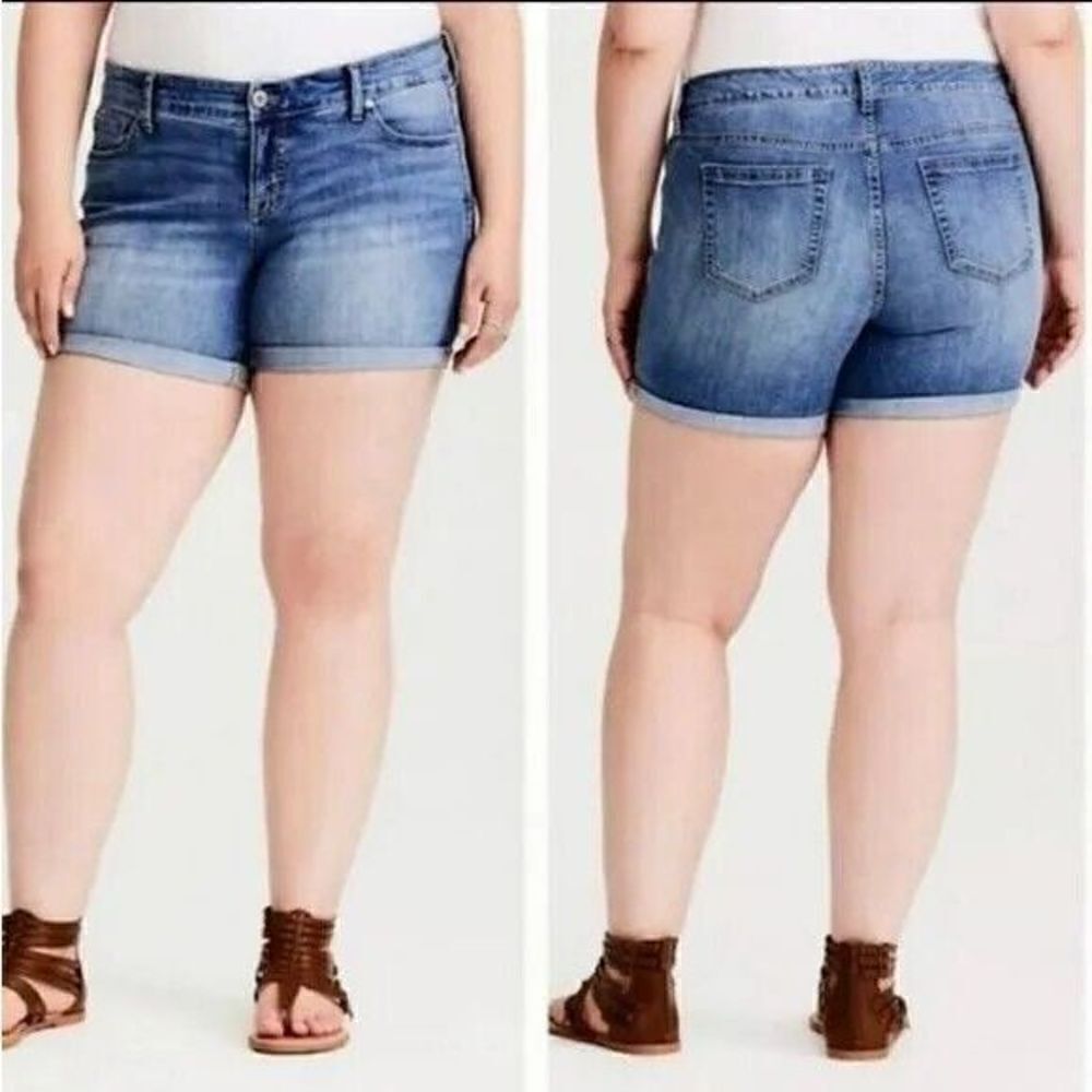 Torrid High Rise Waisted Rolled Hem Medium Wash Blue Denim Jean Shorts Size 18